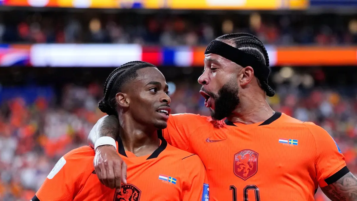 WM 2026 - Niederlande - Schweden: 20.06.2026, USA, Houston: Fußball, Männer: WM, Niederlande - Schweden: Crysencio Summerville (l) aus den Niederlanden jubelt mit seinem Teamkollegen Memphis Depay über sein Tor zum 5:1. Foto: Ashley Landis/AP/dpa +++ dpa-Bildfunk +++
