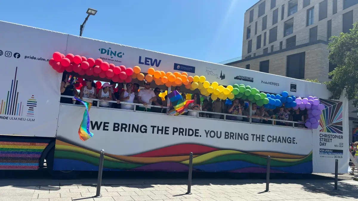 Beim Start sind es schon mehr als 1000 Menschen. Die Veranstalter rechnen heute mit einem Besucherrekord, mit bis zu 10.000 Leuten. Beim allerersten CSD in Ulm vor 15 Jahren waren es nur ein paar Hundert.