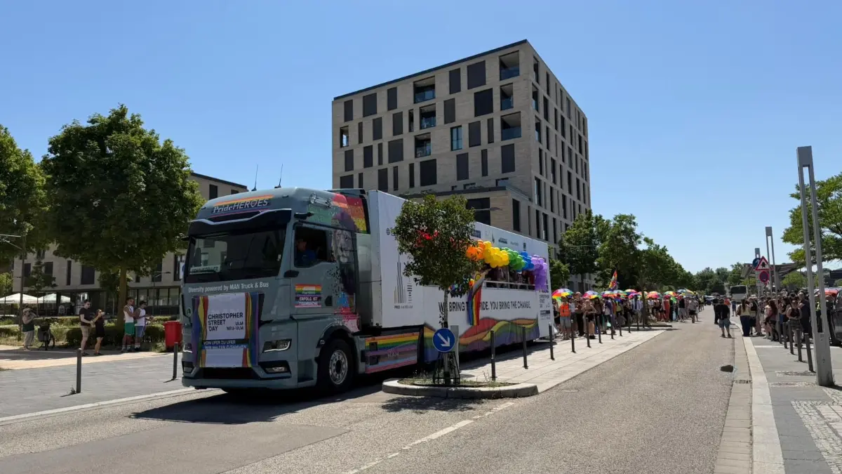 Der CSD-Umzug beginnt am ZUP in Neu-Ulm.