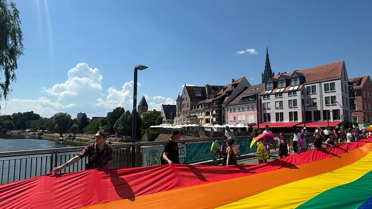 Deutschlands größte Regenbogenflagge wird von Neu-Ulm nach Ulm getragen. Sie ist 122 Meter lang.