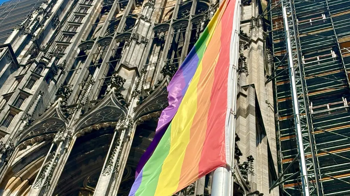 Eine bunte Flagge weht vor dem Ulmer Münster.