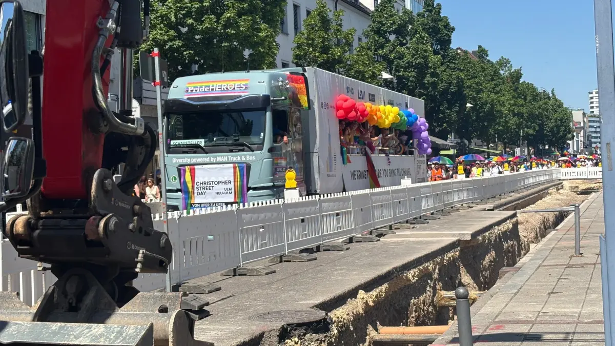 Der Umzug muss durch die Nadelöhr-Baustelle in der Augsburger Straße. Tut der Stimmung keinen Abbruch.