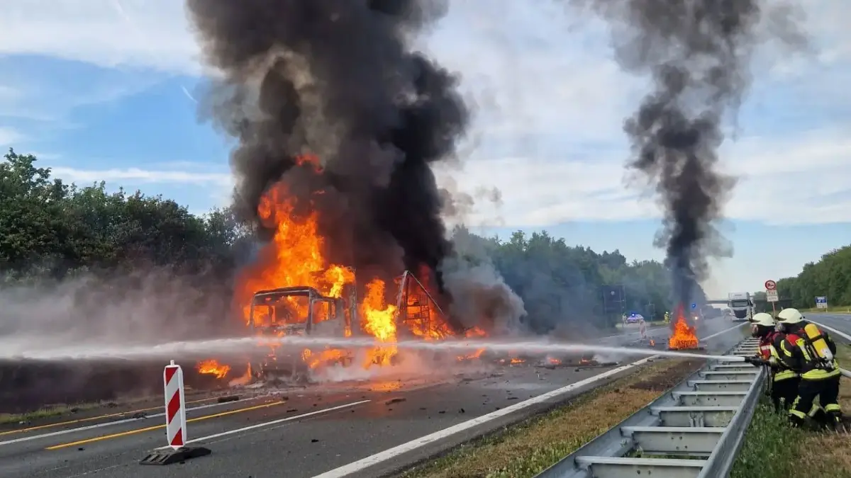 Die Feuerwehr war mit rund 100 Kräften im Einsatz. Die Polizei geht aktuell von einem technischen Defekt als Brandursache aus.