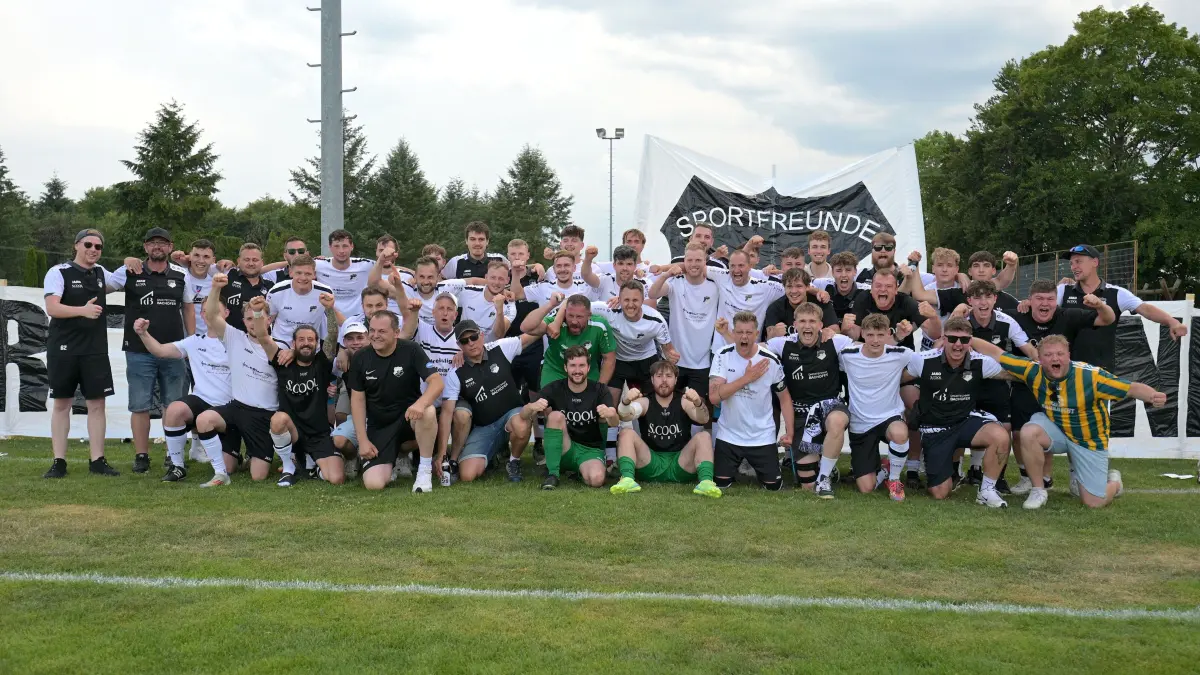 Fussball Rel. in KL A1 | Spfr. Donnstetten vs. FC Lichtenstein: Fussball Relegation in KL A1 / Finale | Spfr. Donnstetten (weiss) vs. FC Lichtenstein (rot) // 2026-06-21 // Foto: JoBaur // Spfr. Donnstetten gewinnt das Finale und steigt in die KL A1 auf / Sprf. feiern und jubeln mit den Fans