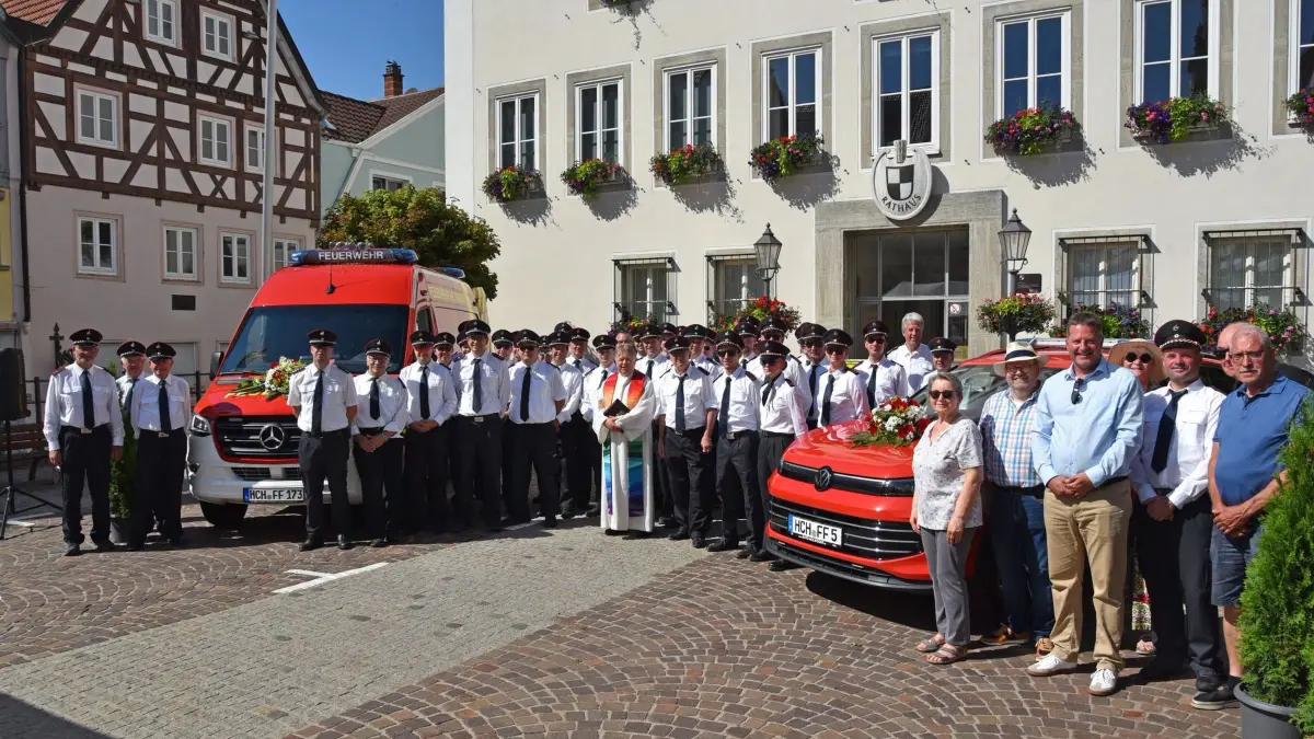 Gruppenfoto nach der Fahrzeugweihe: Zahlreiche Gäste aus der Kommunalpolitik und der Blaulichtgemeinde waren am Samstagnachmittag vor dem Hechinger Rathaus vertreten.