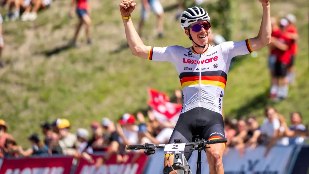 MTB-Weltcup Cross Country Lenzerheide: 21.06.2026, Schweiz, Lenzerheide: Radsport, Männer, U23, MTB, Weltcup Cross Country, WHOOP UCI Mountainbike-Weltmeisterschaft: Paul Schehl aus Deutschland überquert die Ziellinie. Foto: Maxime Schmid/KEYSTONE/dpa +++ dpa-Bildfunk +++
