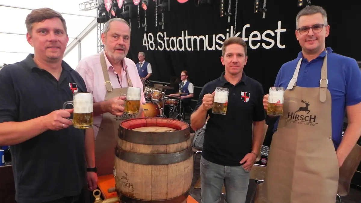 Am Ende gelayng der Fassanstich zum Auftakt des 48. Stadtmusikfestes dann doch, trotz dabei verletztem Bürgermeister Heiko Lebherz