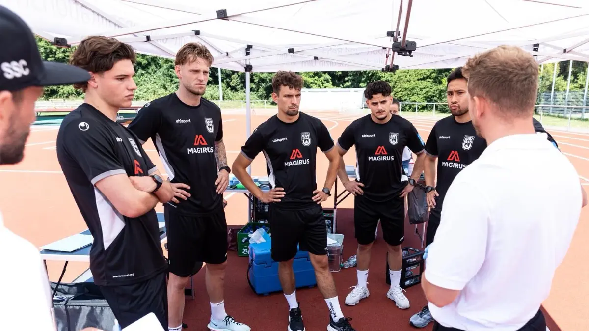 Beim obligatorischen Laktattest liefen die Profis des SSV Ulm 1846 Fußball ihre Runden. Das Logo vom neuen Haupt- und Trikotsponsor Magirus tragen Lucas Röser, Mateo Mrden, Per Lockl und Co. bereits auf den Trainingsshirts.