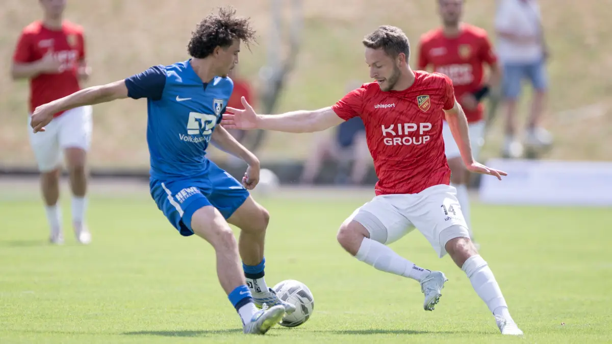 Zweikampf zwischen Henry Seeger (rechts, FC Holzhausen) gegen Dominik Kaufmann (SC Lahr.