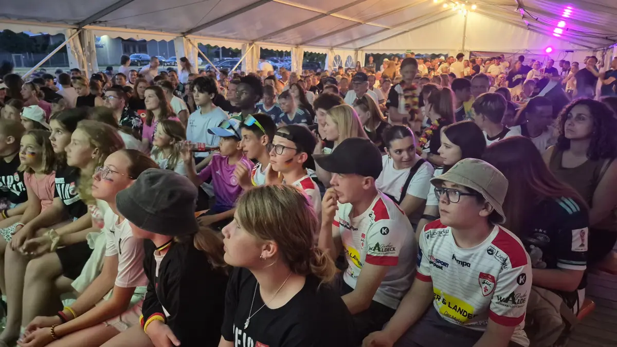 Beim Public Viewing der Handballer in Schömberg war das Zelt mit erwartungsvollen Fußballfans gefüllt.