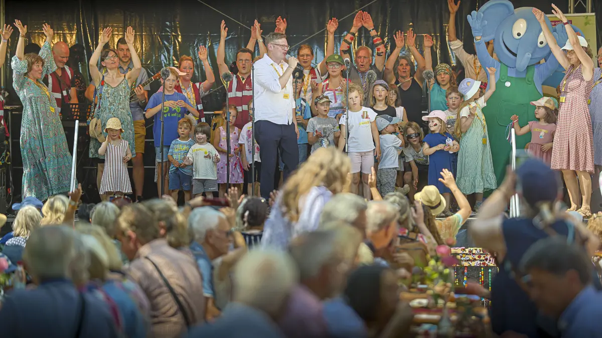 Ulm, Münsterplatz: Begegnungs-Festival nach einem Festgottesdienst auf dem südlichen Münsterplatz