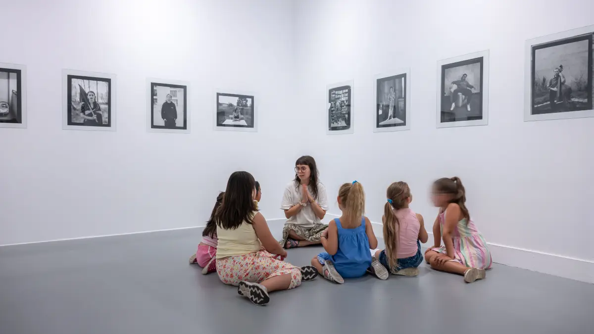 Auftakt: Familienstunde in der Kunsthalle Göppingen. Während Erwachsene an der einer Führung durch die Ausstellung teilnehmen, gestalten Kinder eigene Kunstwerke im Atelier. Zum Abschluss tauschen sich alle Teilnehmer aus.