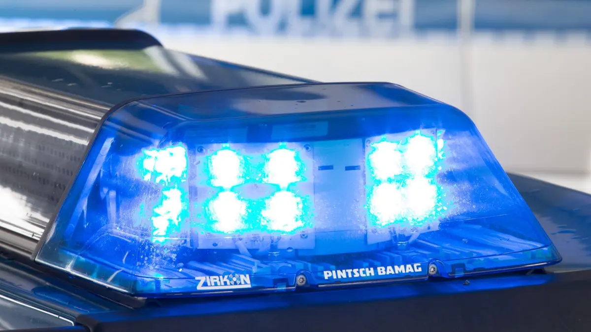 Polizei - Symbolbild: ARCHIV - 26.07.2015, Niedersachsen, Osnabrück: Ein Blaulicht leuchtet auf dem Dach eines Polizeiwagens. (zu dpa: «Schwimmer in Altrip vermisst – Großeinsatz am Weiher») Foto: Friso Gentsch/dpa +++ dpa-Bildfunk +++