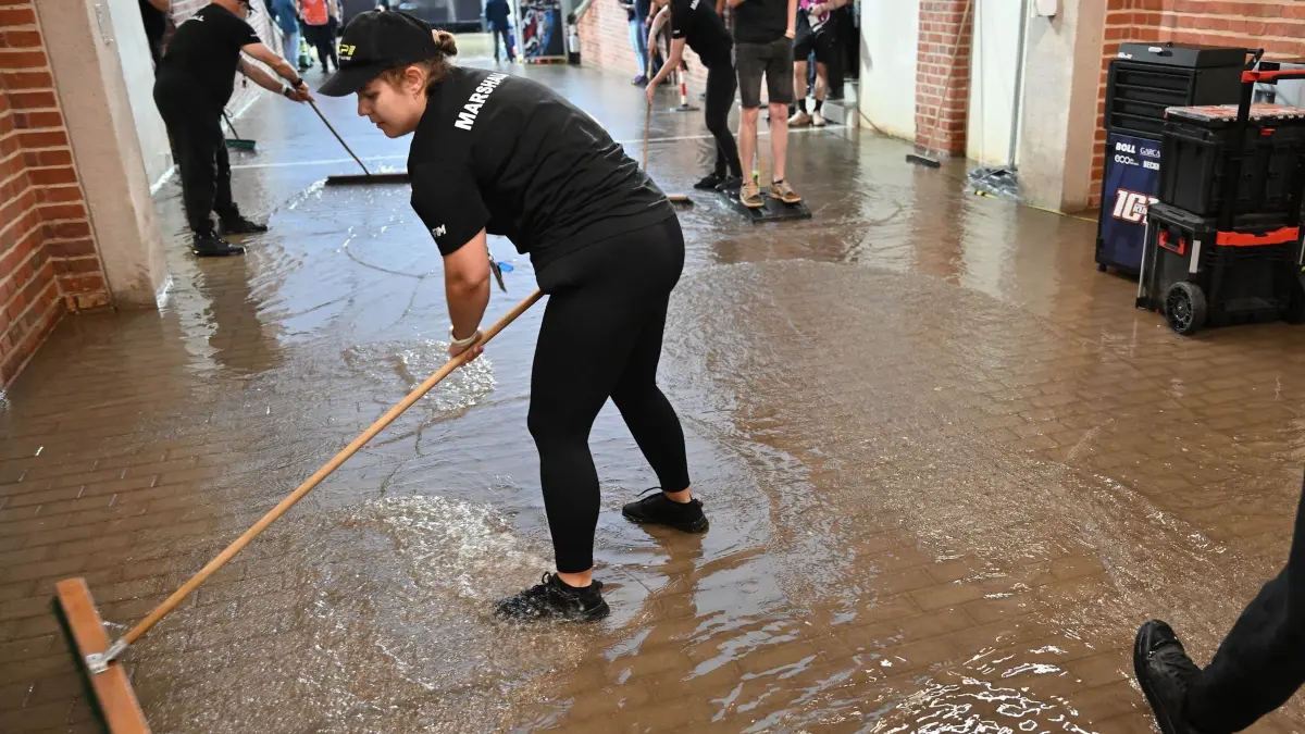 Sommergewitter in Polen: 20.06.2026, Polen, Breslau: Nach einem heftigen Sommergewitter steht das Gelände des polnischen Speedway-Grand-Prix im Olympiastadion von Breslau unter Wasser. Ein heftiger Regenguss traf Breslau und beeinträchtigte den Wettbewerb stark. Foto: Maciej Kulczynski/PAP/dpa +++ dpa-Bildfunk +++