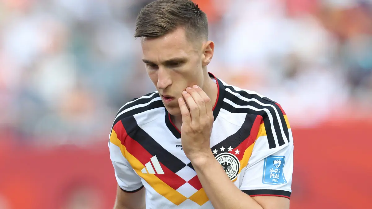 Germany v Cote D'Ivoire: Group E - FIFA World Cup 2026: TORONTO, ONTARIO - JUNE 20: Nico Schlotterbeck #15 of Germany reacts after receiving medical attention during the FIFA World Cup 2026 Group E match between Germany and Cote D'Ivoire at Toronto Stadium on June 20, 2026 in Toronto, Ontario. Alexander Hassenstein/Getty Images/AFP (Photo by ALEXANDER HASSENSTEIN / GETTY IMAGES NORTH AMERICA / Getty Images via AFP)