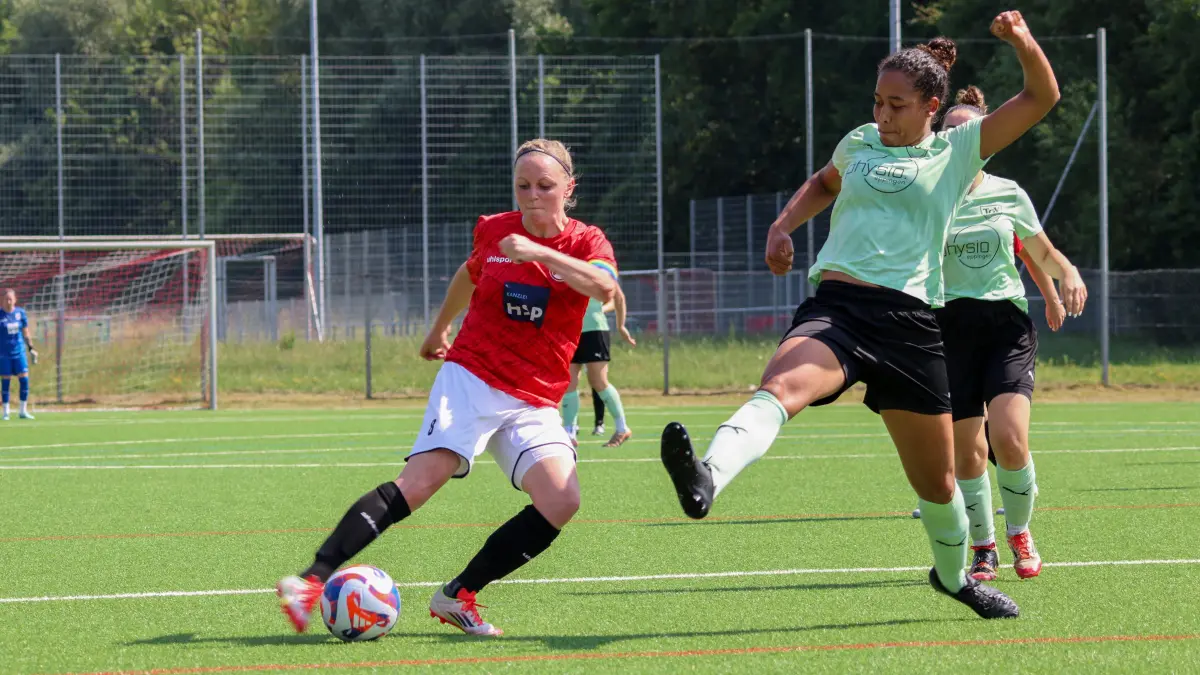 TV Derendingen vs TGV Dürrenzimmern, Frauen Fussball, Relegation 21.06.26 : Schuss zum 1:0 durch Lisa Räthel (Derendingen,#8)
TV Derendingen vs TGV Dürrenzimmern, Frauen Fussball, Relegation 21.06.26
Foto:Eibner-Pressefoto/Noah Schubert
