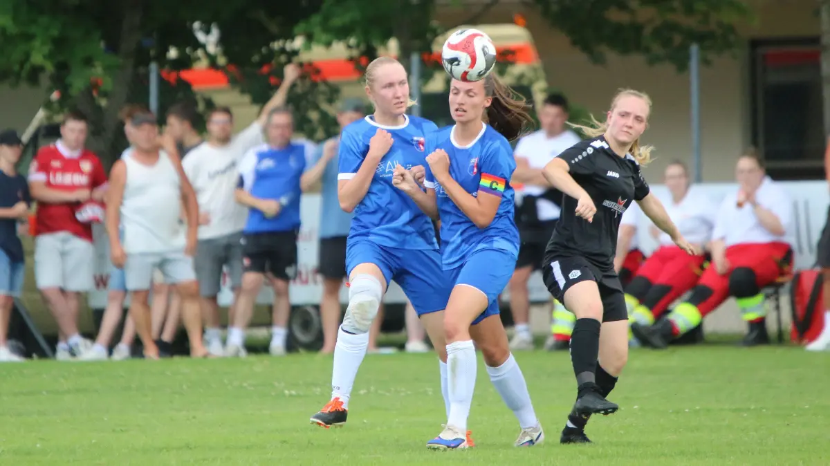 Die Regionenliga-Kickerinnen der SG Aufhausen/Nellingen unterliegen dem VfB Obertürkheim im Relegationsfinale zur Landesliga mit 1:2; Paulas Aigner (Mitte) und Milena Schmid.