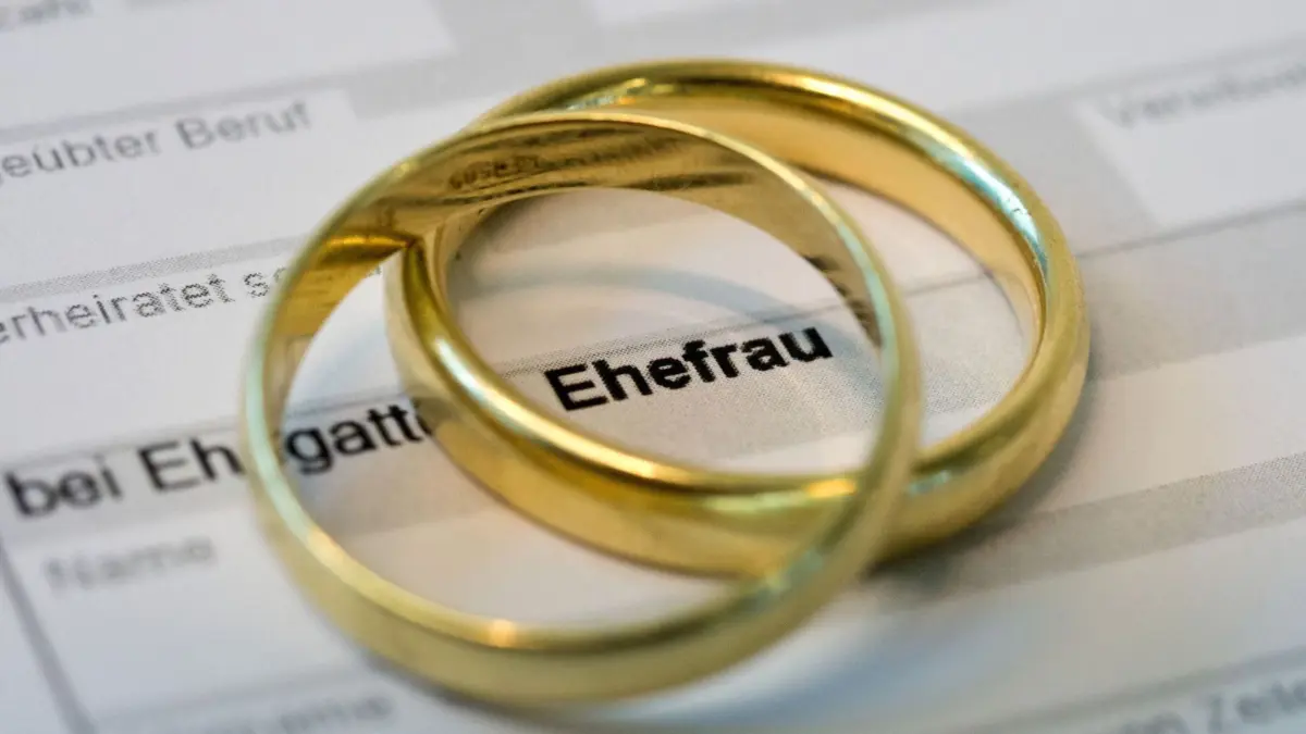 Eine mutmaßliche Heiratsschwindlerin muss sich vor dem Hechinger Schöffengericht verantworten. Die Frau selbst stellt sich jedoch als Opfer dar.