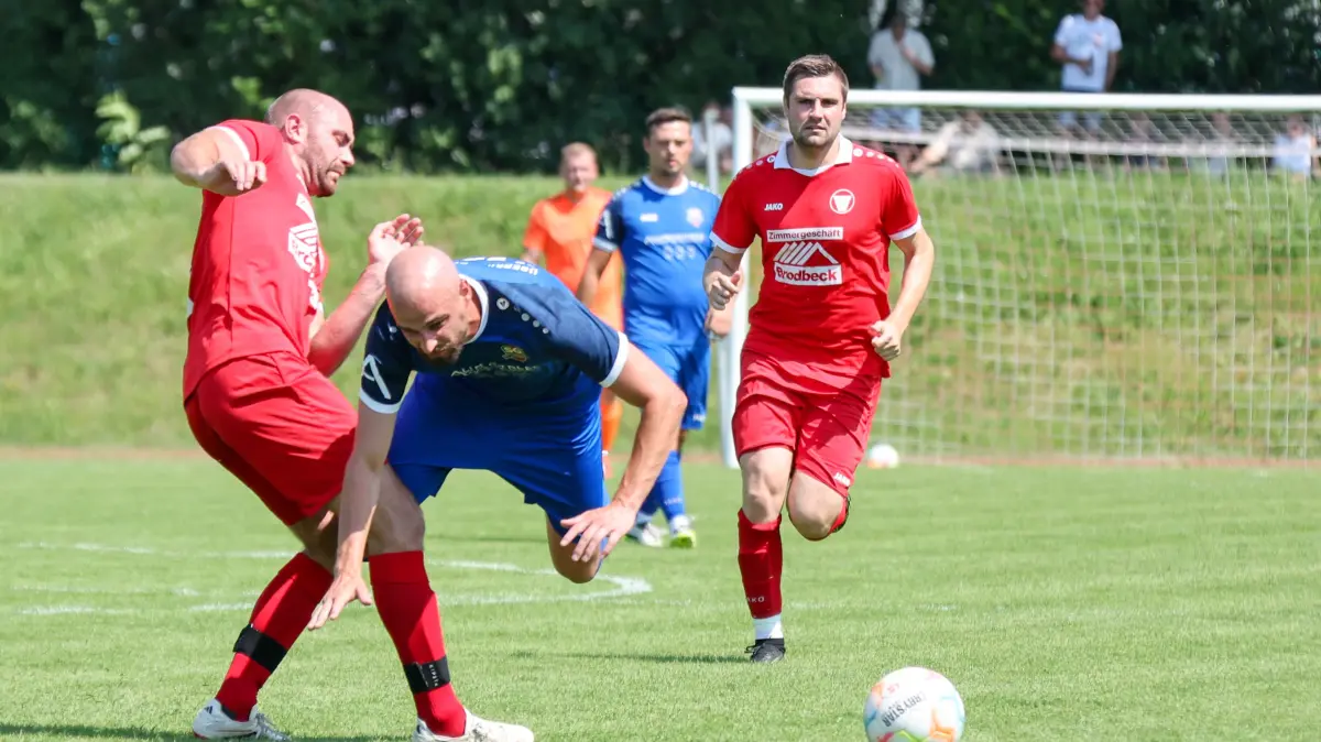 SGM Bad Überkingen/Hausen - TV Unterboihingen: SGM Bad Überkingen/Hausen - TV Unterboihingen
Erik Siebenhaar (23) wird von seinem Gegenspieler gelegt.