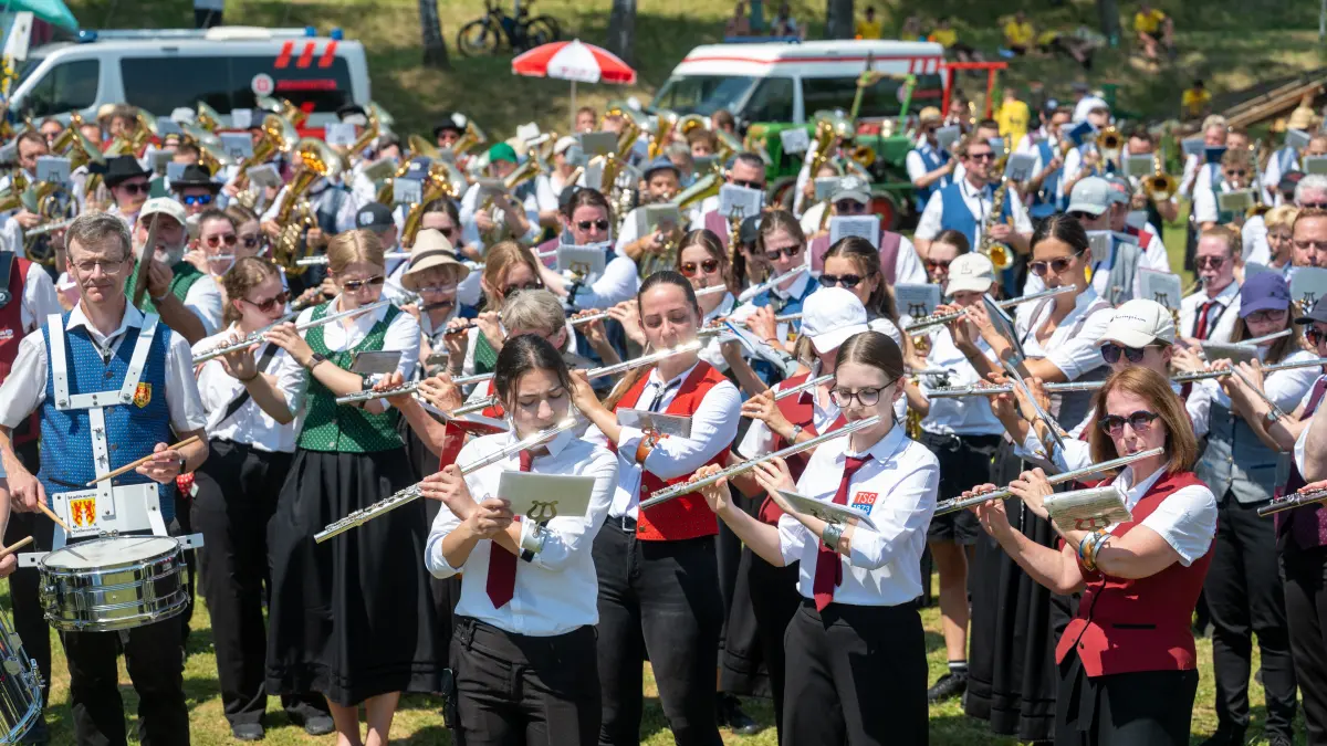Kreismusikfest Festumzug Wangen mit Gesamtchor und Fahneneinmarsch Festzelt Wangen (Blasmusikkreisverband GP)