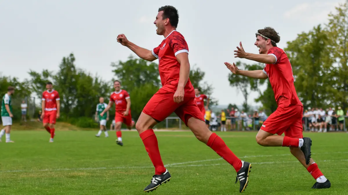 FC Rottenburg vs. TSV Koengen, Fussball, Relegation Verbandsliga Wuerttemberg, Saison 2025/2026, 21.06.2026: Rene Hirschka (FC Rottenburg, #05) freut sich ueber sein Tor zum 3:0, rechts Raphael Langer (FC Rottenburg, #03)
FC Rottenburg vs. TSV Koengen, Fussball, Relegation Verbandsliga Wuerttemberg, Saison 2025/2026, 21.06.2026,
Foto: Eibner-Pressefoto/Ralph Kunze