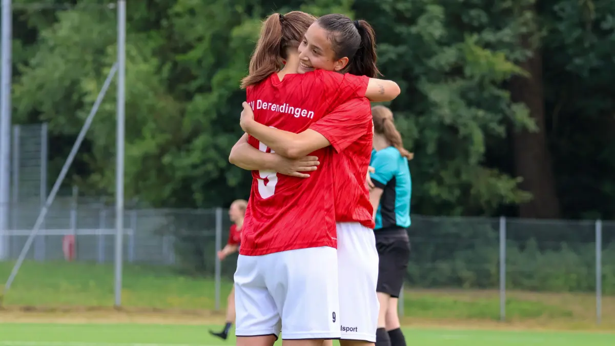 TV Derendingen vs TGV Dürrenzimmern, Frauen Fussball, Relegation 21.06.26 : Erleichterung bei Marlene Knecht (Derendingen, #9) und Jana Jung (Derendingen, #3) nach dem Klassenerhalt
TV Derendingen vs TGV Dürrenzimmern, Frauen Fussball, Relegation 21.06.26
Foto:Eibner-Pressefoto/Noah Schubert