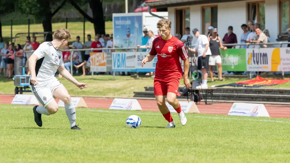 Spfr Gechingen-TSV Strassberg, Fussball Landesliga 3, Saison 2025/2026, 21.06.26, Spieltag 20: Zweikampf, Duell, Kampf, tackle, duel, duel, fight, tackle Patrick Roebner (SPFR Gechingen, #20) und Marius Plankenhorn (TSV Strassberg, #05)
Spfr Gechingen-TSV Strassberg, Fussball Landesliga 3, Saison 2025/2026, 21.06.26, Relegationsspiel in LL3 Württemberg, Spieltag 1
Foto: Kirsten Jäger/Eibner-Pressefoto