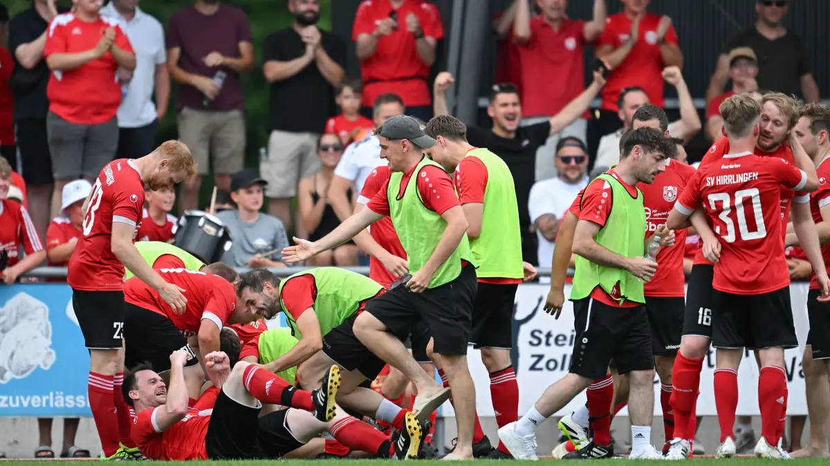 Relegationsspiel in die Kreisliga A3, SSC Tübingen II - SV Hirrlingen: Relegationsspiel in die Kreisliga A3, SSC Tübingen II - SV Hirrlingen, 21.06.2026 - nach dem 2:1 brechen alle Dämme bei den Hirllinger Spieler
Foto: Axel Grundler