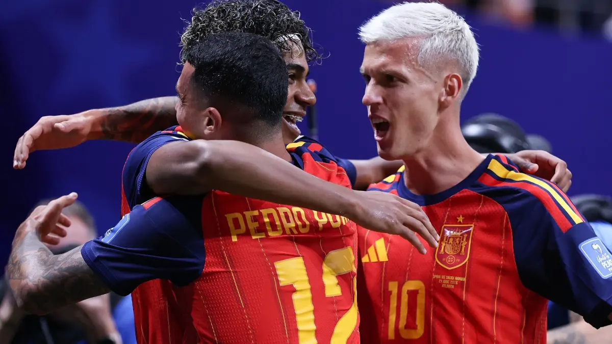 WM 2026 - Spanien - Saudi-Arabien: 21.06.2026, USA, Atlanta: Fußball, Männer, WM, Spanien - Saudi-Arabien, Vorrunde, Gruppe H, 2. Spieltag, Atlanta-Stadion. Lamine Yamal (l) aus Spanien jubelt nach seinem Tor mit Pedro Porro (M) und Dani Olmo. Foto: Wang Kaiyan/XinHua/dpa +++ dpa-Bildfunk +++