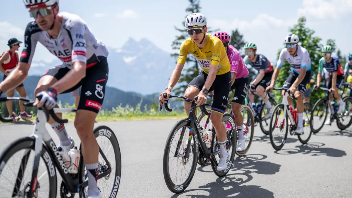 Radsport - Tour de Suisse: 21.06.2026, Schweiz, Villars-sur-Ollon: Radsport, Männer, UCI WorldTour, Tour de Suisse, 5. Etappe, Villars-Sur-Ollon (151 Km): Tadej Pogacar aus Slowenien vom Team UAE Team Emirates-XRG in Aktion auf dem Col de la Croix. Foto: Gian Ehrenzeller/KEYSTONE/dpa +++ dpa-Bildfunk +++