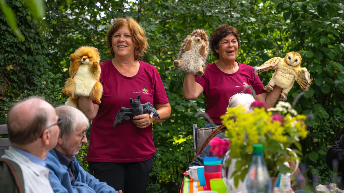 Die Demenzbotschafterinnen Andrea Schad und Petra Klinger erzählen ihren Gästen Anekdoten und Fakten über heimische Tiere.