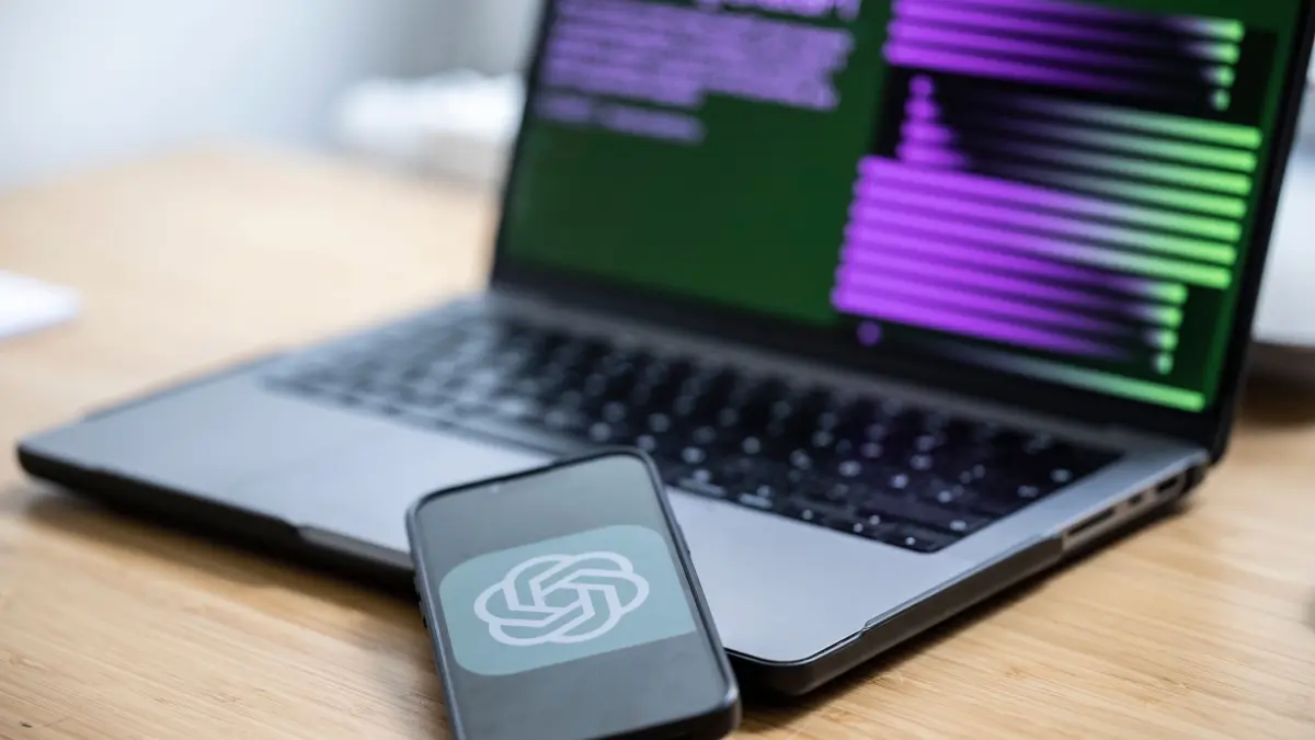 Ein Laptop und ein Handy mit ChatGPT