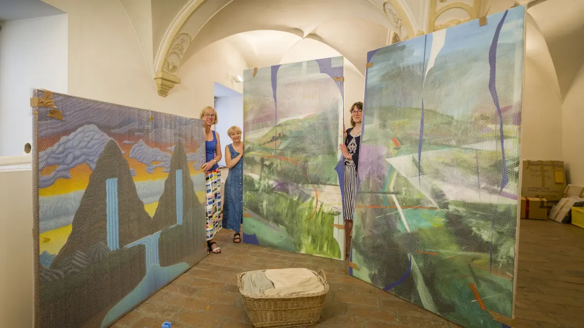Vorbereitungen für die Triennale an drei Orten: ein Besuch im Museum Ulm, das dieses Jahr nur eine Durchgangsstation ist