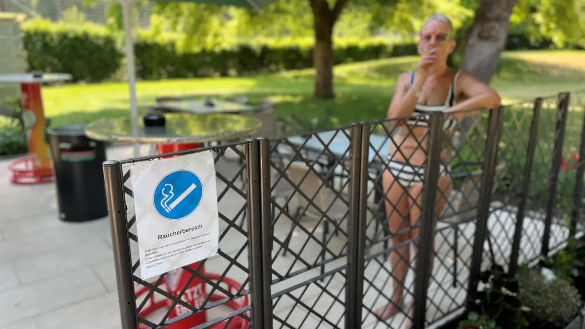 Diese Freibadbesucherin hält sich an die neue Nichtraucherregelung im Sulzer Susolei und qualmt im eigens eingerichteten Bereich. Allerdings hinterfragt sie die Sinnhaftigkeit.