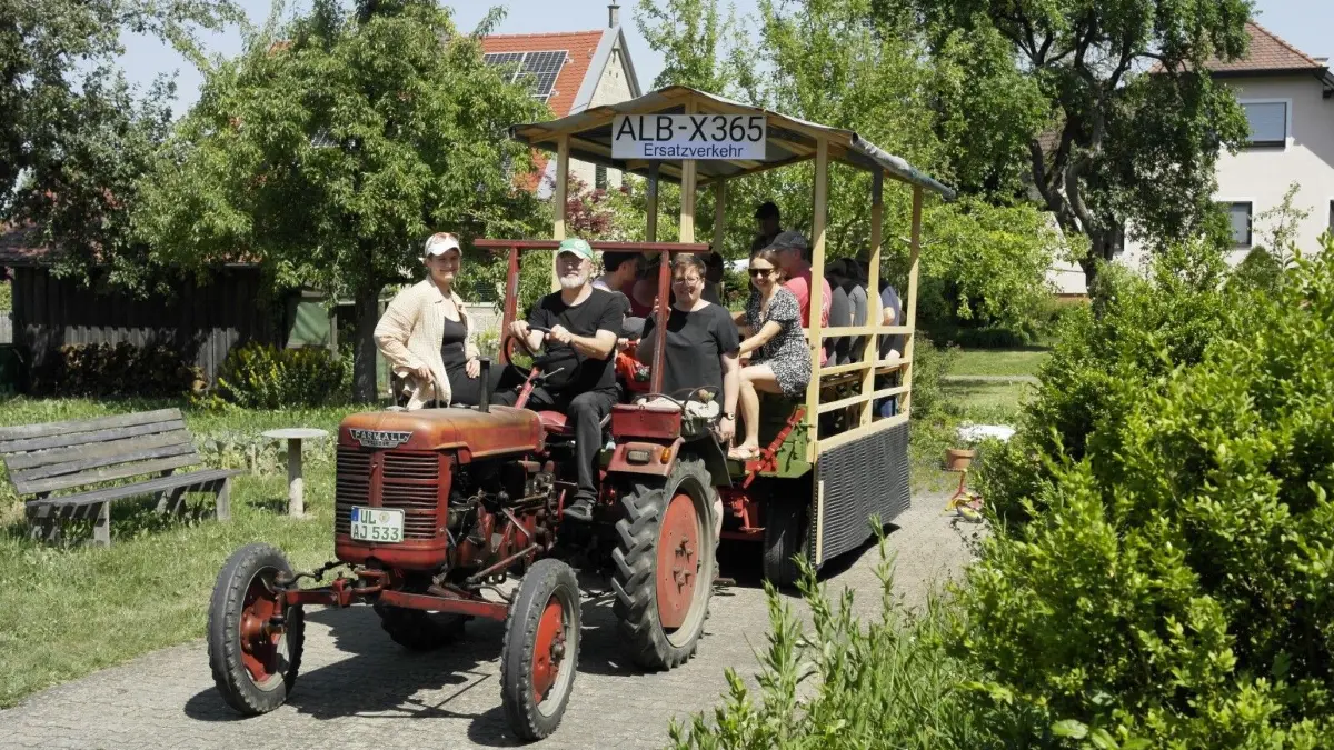 Mit einer landwirtschaftlichen "Premiumlinie" AlbX365 haben Seißener für eine bessere Anbindung ihres Dorfes an den öffentlichen Nahverkehr protestiert.