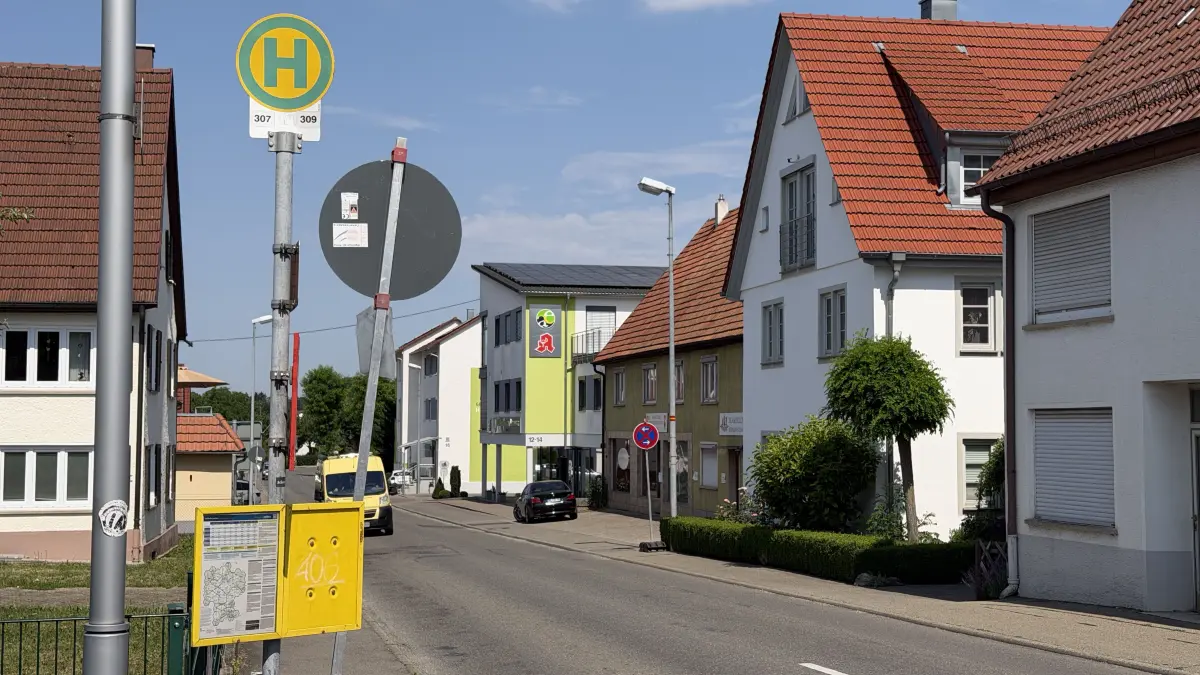 Die meisten Bus-Haltepunkte in Bisingen sehen so wie hier an der Steinhofener Straße aus: ohne Dach und direkt am Gehweg.