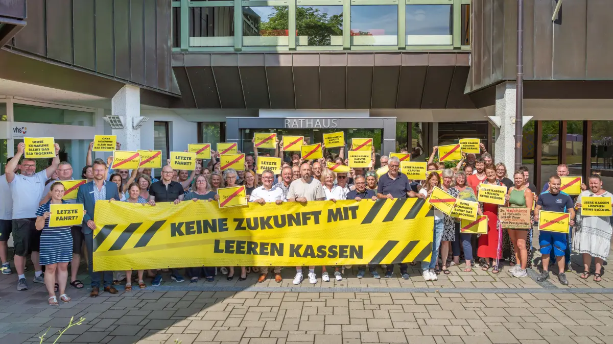 Die Belegschaft des Mössinger Rathauses ist sauer. Wer 25 Prozent der Aufgaben erledigt, sollte nicht nur 14 Prozent der Steuereinnahmen erhalten, so die klare Botschaft. Beim großen Aktionstag für die Kommunen forderte Oberbürgermeister Michael Bulander tiefgreifende Reformen zur besseren Ausstattung der Kommunen.