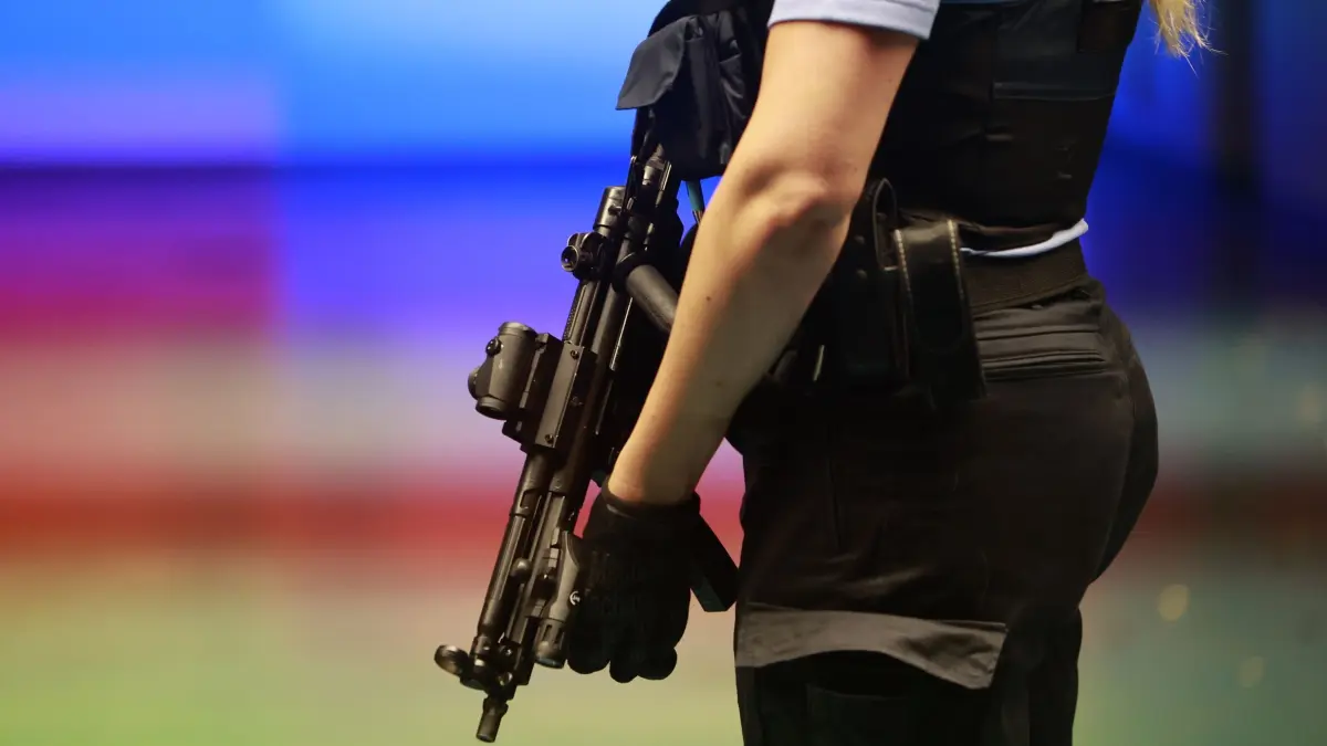 Polizistin: ARCHIV - 17.06.2023, Sachsen-Anhalt, Aschersleben: Eine Polizistin steht mit einer Schusswaffe auf dem Schießstand der Polizei auf dem Gelände der Fachhochschule der Polizei. (zu dpa: «Fast jeder fünfte Landesbedienstete arbeitet bei der Polizei») Foto: Matthias Bein/dpa +++ dpa-Bildfunk +++