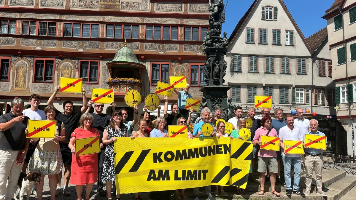 Auch die Tübinger Stadtverwaltung und der Gemeinderat beteiligten sich am Aktionstag, an dem bundesweit Kommunen finanzielle Entlastung von Bund und Ländern forderten.