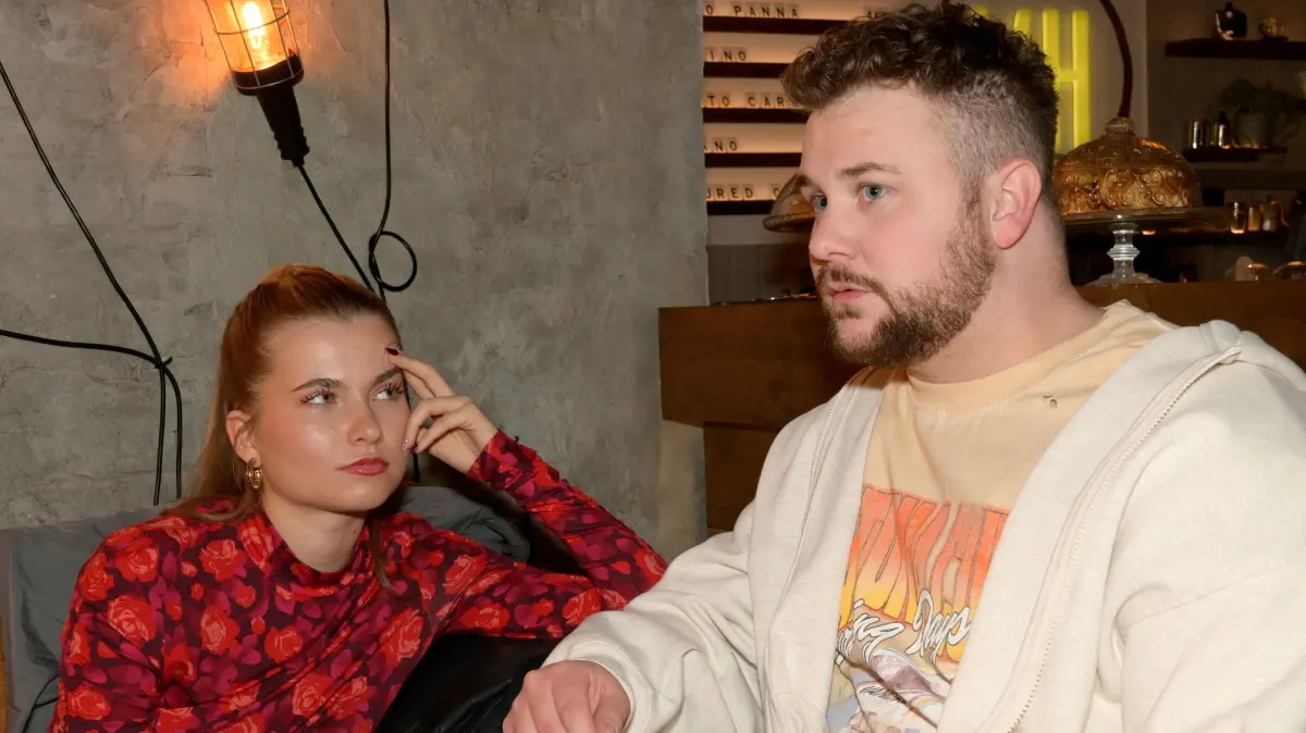 Johanna (Charlott Reschke) und Jonas (Felix van Deventer) geraten bei GZSZ aneinander.