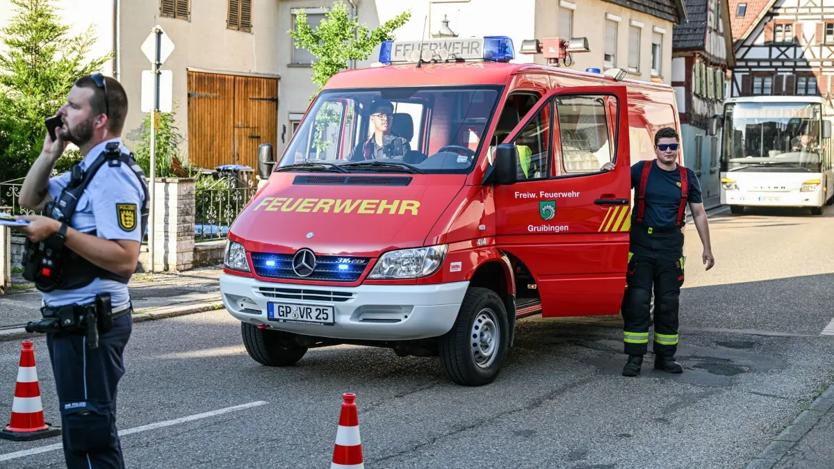 Gefahrgut legt A8 lahm - Evakuierungen und Waldbrandgefahr: 22.06.2026, Baden-Württemberg, Wiesensteig: Feuerwehr und Polizei sind in Wiesensteig (Kreis Göppingen) im Einsatz. Wegen der Gefahr einer Explosion und eines Brandes durch einen auf der A8 liegengebliebenen LKW mit Gefahrgut werden in der Ortschaft Wiesensteig nach Auskunft der Feuerwehr derzeit rund 100 Menschen aus ihren Wohnungen und Häusern evakuiert. Die Autobahn 8 in Richtung München wurde zwischen Mühlhausen und Hohenstadt gesperrt. Foto: Jason Tschepljakow/dpa +++ dpa-Bildfunk +++