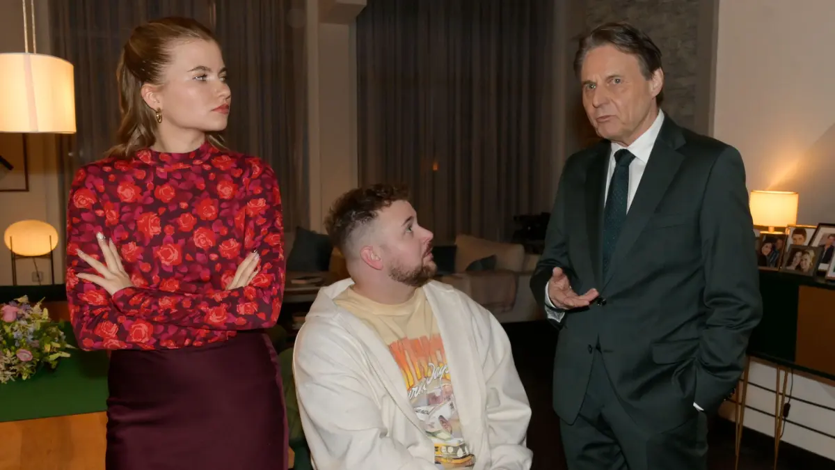 Johanna (Charlott Reschke) und Jonas (Felix van Deventer, M.) diskutieren mit Jo Gerner (Wolfgang Bahro) über die Zukunft des Jugendklubs.
