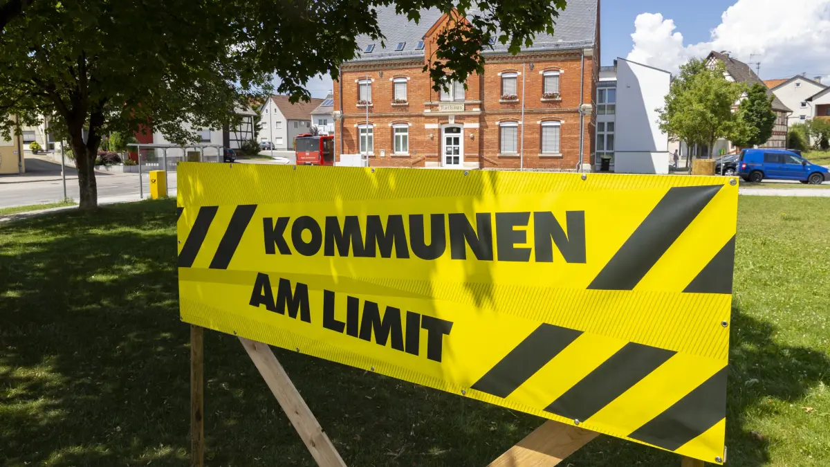 Aktion "Kommunen am Limit" - Banner in der Ortsmitte Nellingen vor dem Rathaus
