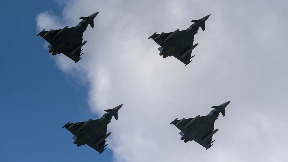 Eurofighter fliegen zum US-Unabhängigkeitstag über Berlin: ARCHIV - 06.06.2026, Mecklenburg-Vorpommern, Laage: Eurofighter der Luftwaffe überfliegen beim Tag der Bundeswehr den Fliegerhorst Laage des taktischen Luftwaffengeschwaders 73 "Steinhoff". (zu dpa: «Kampfjets aus USA und Deutschland fliegen über Berlin») Foto: Stefan Sauer/dpa +++ dpa-Bildfunk +++
