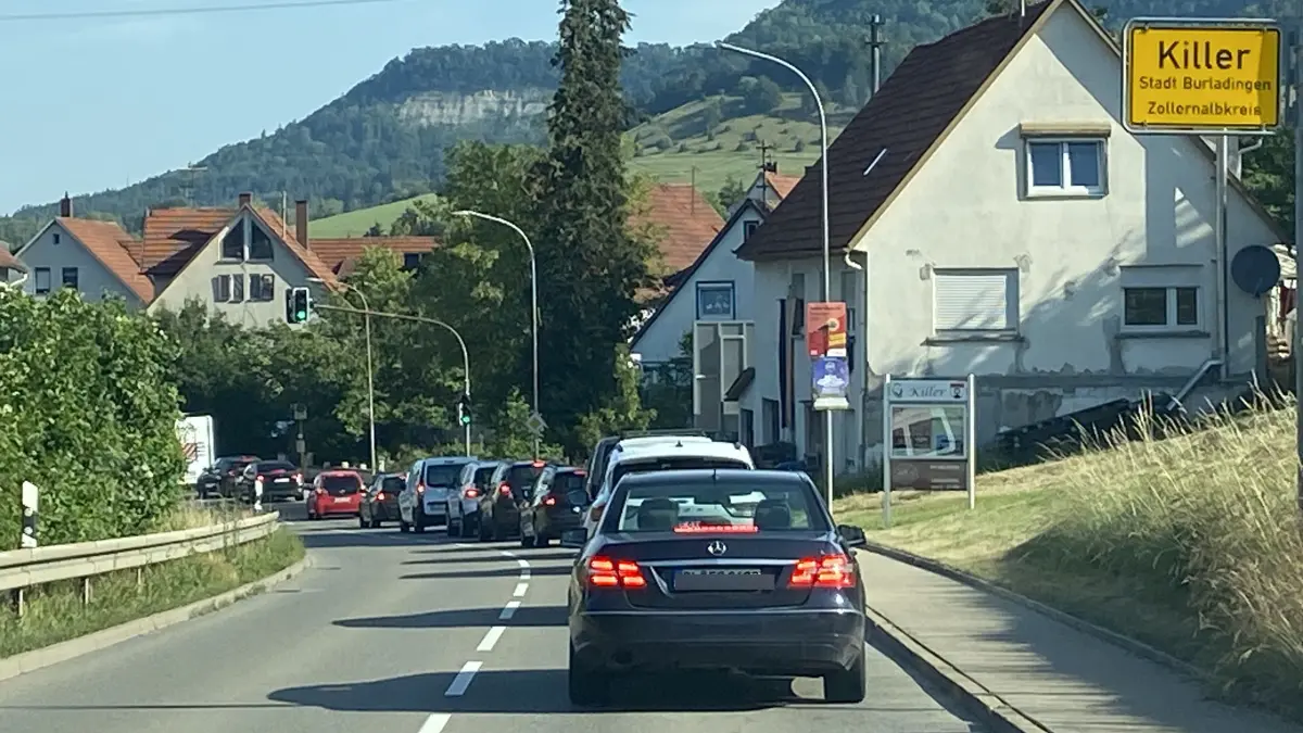 Halbseitige Straßensperrung in Killer Weiterhin Staus auf der B 32