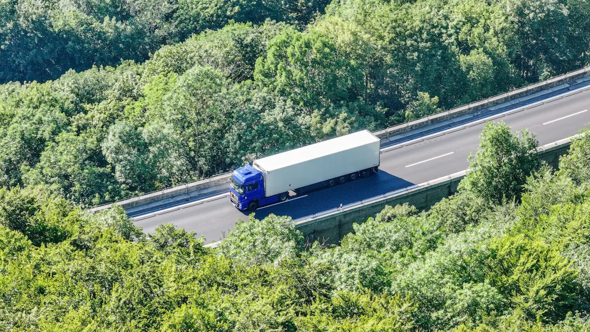 Gefahrgut legt A8 lahm - Evakuierungen und Waldbrandgefahr