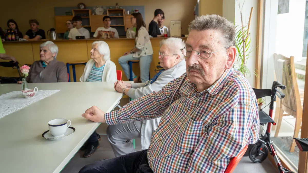 Alois Egle ist einer der Bewohner des Mössinger Haus an der Steinlach, der sich über die Gesellschaft der Schülerinnen und Schüler der Firstwaldgymnasium freut.
