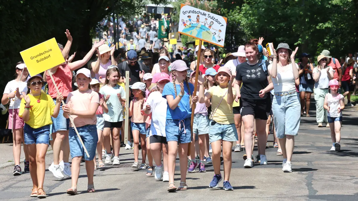 Ein großer Festumzug zieht am Sonntag durch die Sulzdorfer Straßen. Mit dabei sind die Kinder der örtlichen Grundschule.