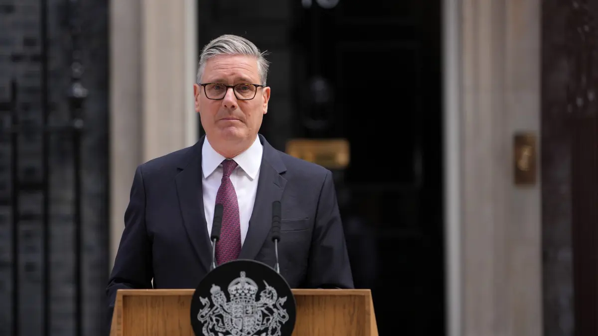 Britischer Premierminister Starmer kündigt Rücktritt an: 22.06.2026, Großbritannien, London: Der britische Premierminister Keir Starmer sprich vor der Nummer 10 in der Downing Street in London mit den Medien. Der britische Premierminister Keir Starmer hat seinen Rücktritt angekündigt. Der 63 Jahre alte Labour-Politiker beugt sich damit dem seit Monaten steigenden Druck aus seiner eigenen Partei. Foto: Kin Cheung/AP/dpa +++ dpa-Bildfunk +++