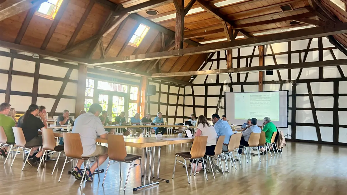 Das Dorfhaus in Herrentierbach ist beliebt. Unser Foto zeigt eine Gemeinderatssitzung im aufwändig und mir viel Eigenarbeit sanierten Saal.